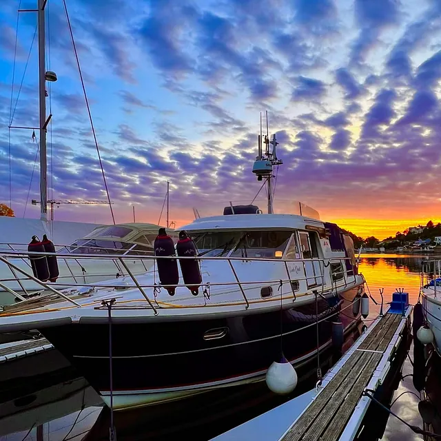 Solnedgang med båt i forgrunnen