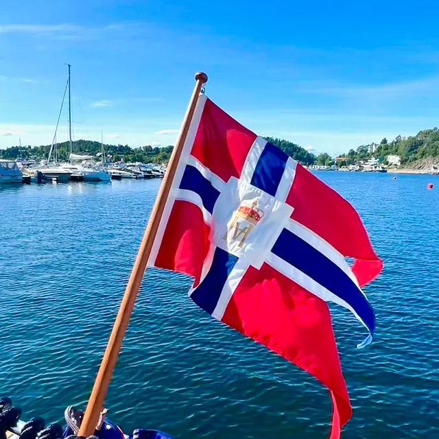 Norske flagg på båt